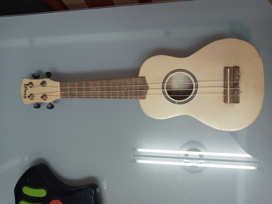 3 instrumentos musicais em bom estado