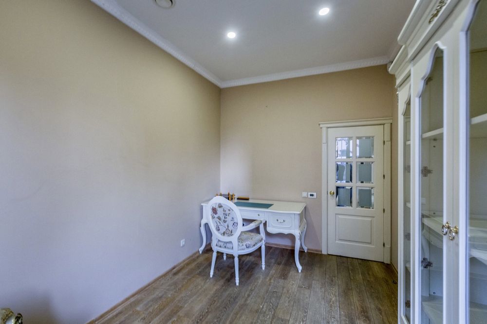 Будинок з басейном Білогородка