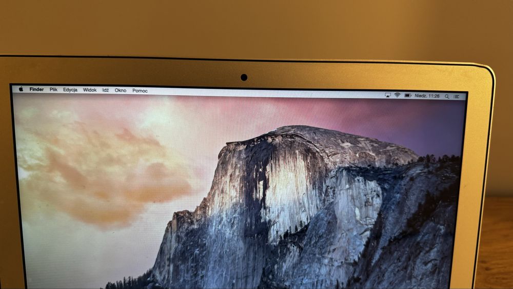 Macbook Air 13 z oryginalną myszką i ładowarką
