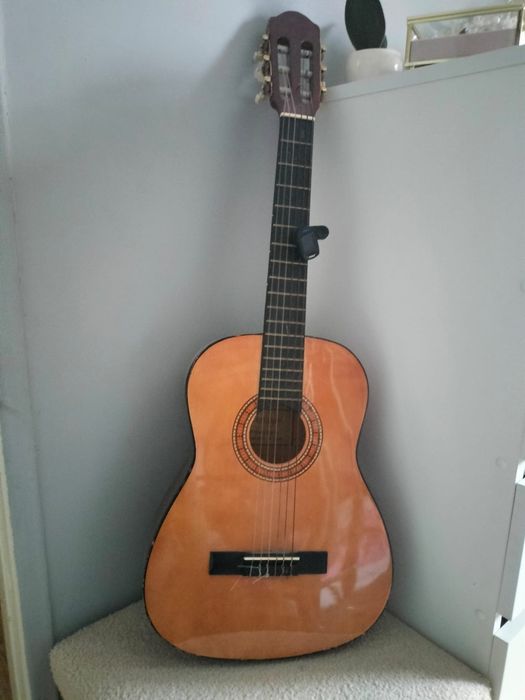 Sprzedam gitarę  widoczna na zdjęciu
