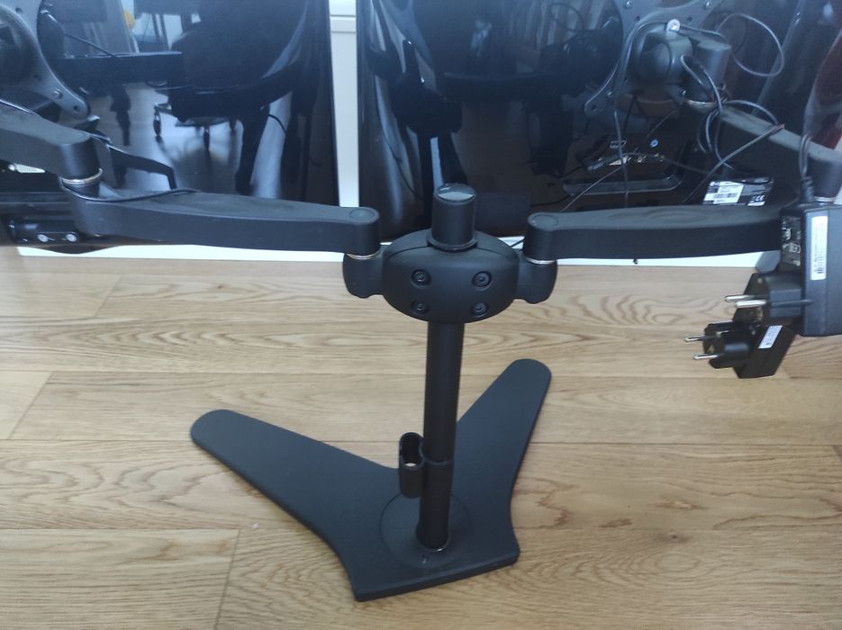 Vendo 2 Monitores LG com suporte por falta de uso