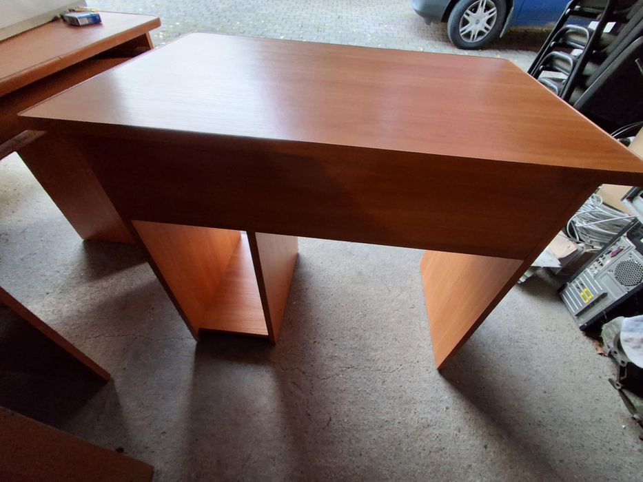 Biurka komputerowe z wysuwaną półka na klawiatura mozliwy transport