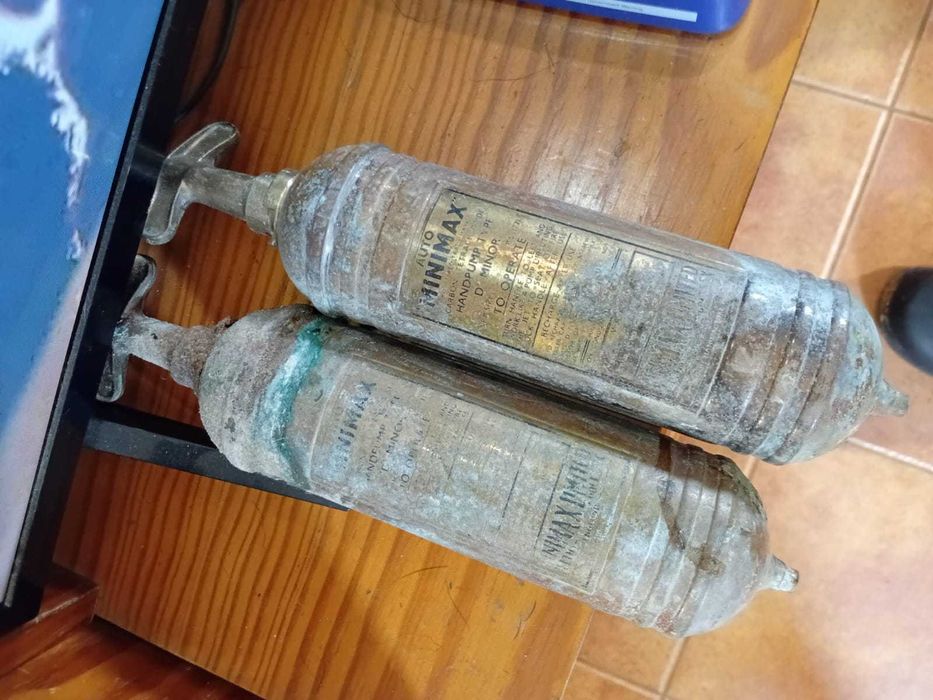 Extintores de incêndio antigos de cobre, 2 disponíveis. €40 cada.
