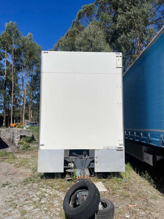 Reboque isotérmico com plataforma Dhollandia – Bom estado