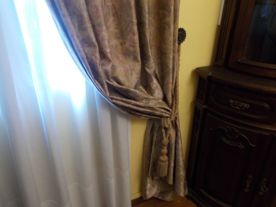Cortinado com varão em madeira e reposteiros