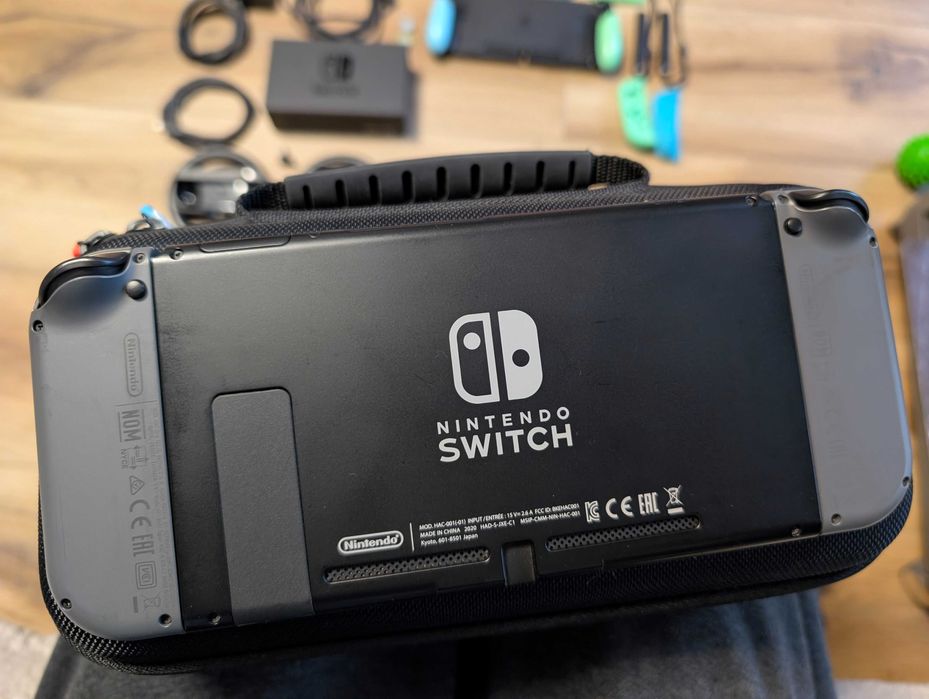 Konsola Nintendo Switch z akcesoriami, etui, torba, kierownice