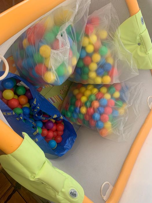 Parque infantil CAM com centenas de bolas