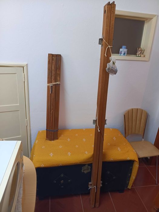 Cama em madeira antiga