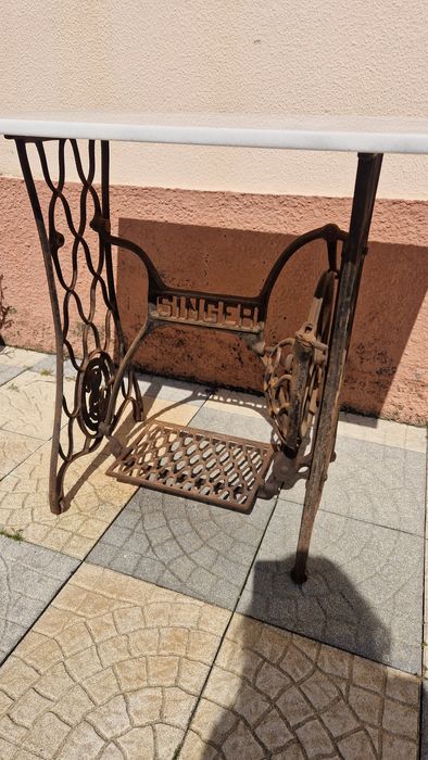 Mesa em mármore com pés de máquina singer