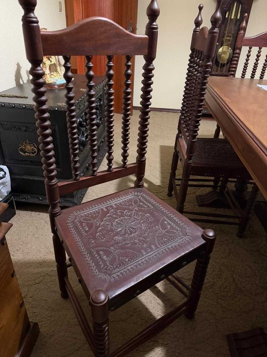 Mesa em Madeira Maciça + 6 Cadeiras