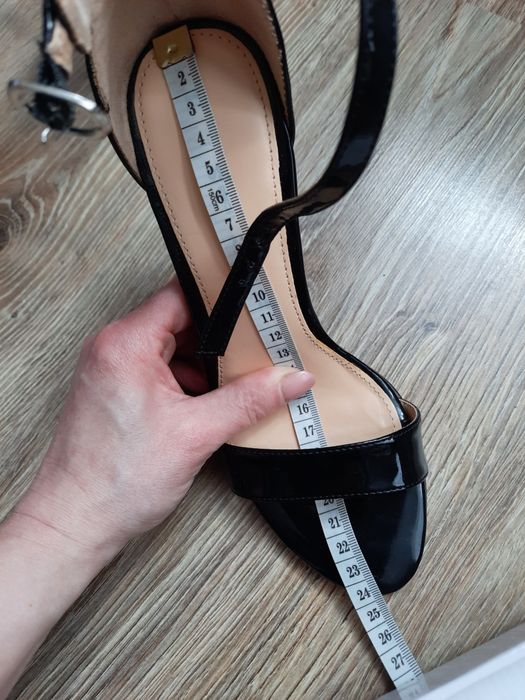 Sandały damskie na szpilce 36