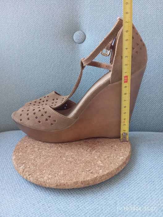 Bezowe koturny Stradivarius