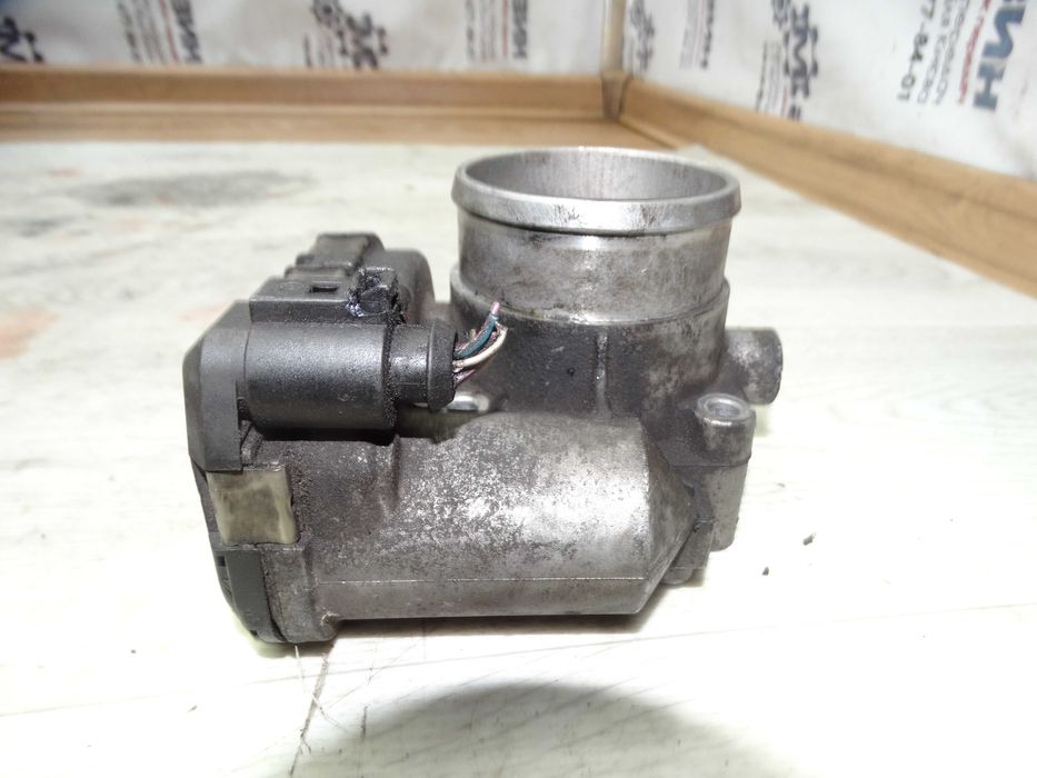 Заслонка дросельна Vw Golf 4 Skoda Tur Jetta Bora 1.8бензин 06A133062C