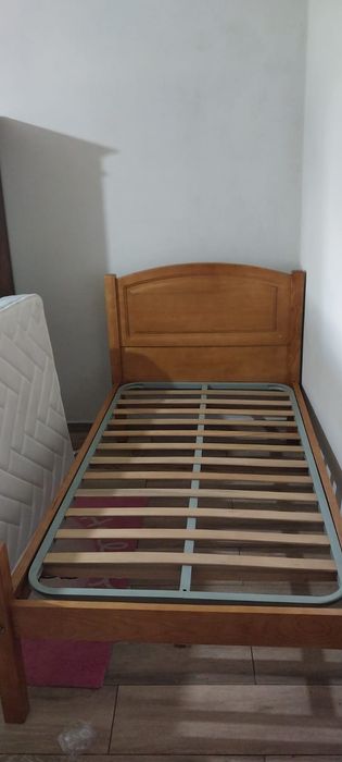 Cama de solteiro com criado mundo