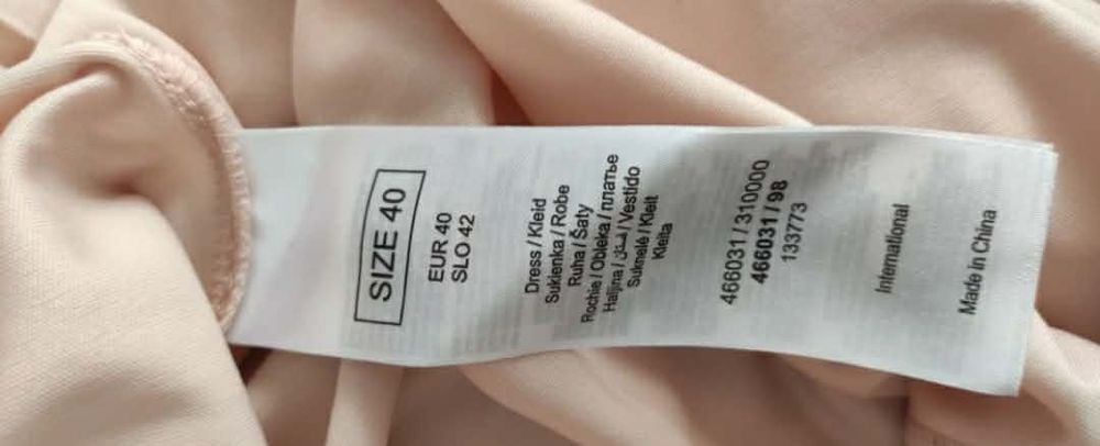 Długa suknia pudrowy kolor.