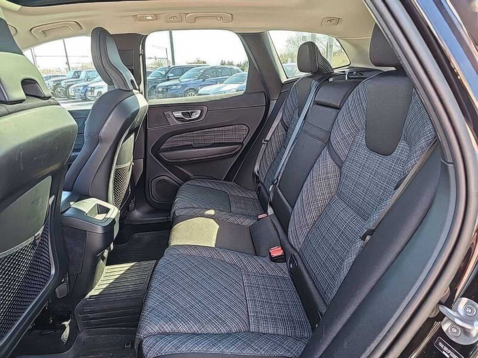 Volvo XC60 B5 Plus Dark Theme      2023