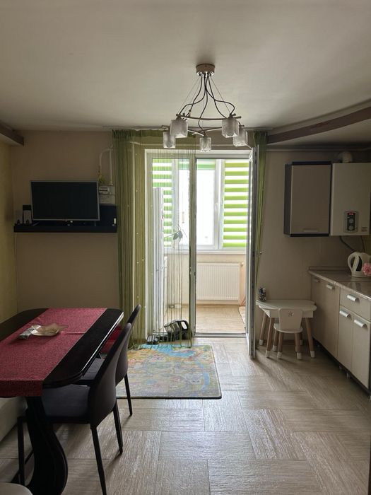 2-х кімнатна квартира з меблями та технікою.