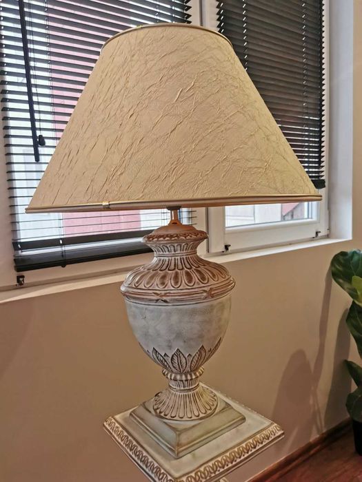 Lampa stojąca z gzymsem