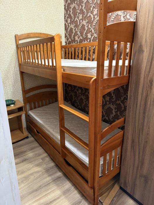 Продається двухповерхове ліжко   разом з матрасами
