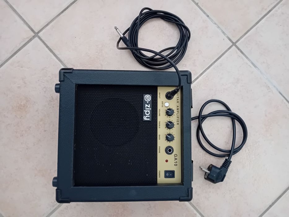 Guitarra e amplificador, novos a estrear. Inclui: suporte parede, saco/estojo, cordas, palhetas, instruções, livro de acordes.