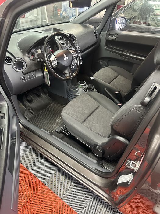 Mitsubishi colt 1.3 Cleartec,castanho em muito bom estado.