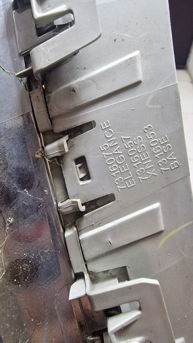 Решітка ноздря ліва 51137294485 BMW X5 X6 F15 F16 
сторона монтажа
пе