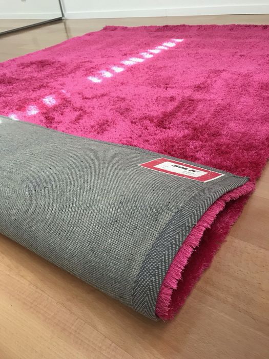 Conjunto de dois tapetes rosa de pelo comprido