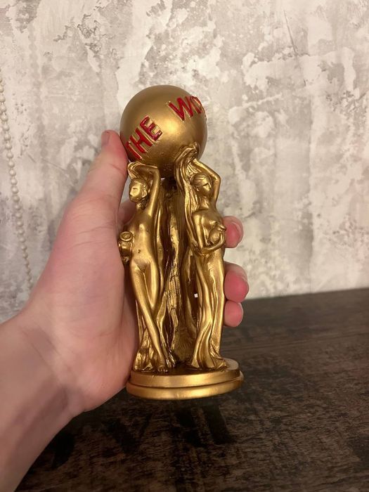 Статуетка  "The world is yours" Світ твій статуэтка фігурка фигурка