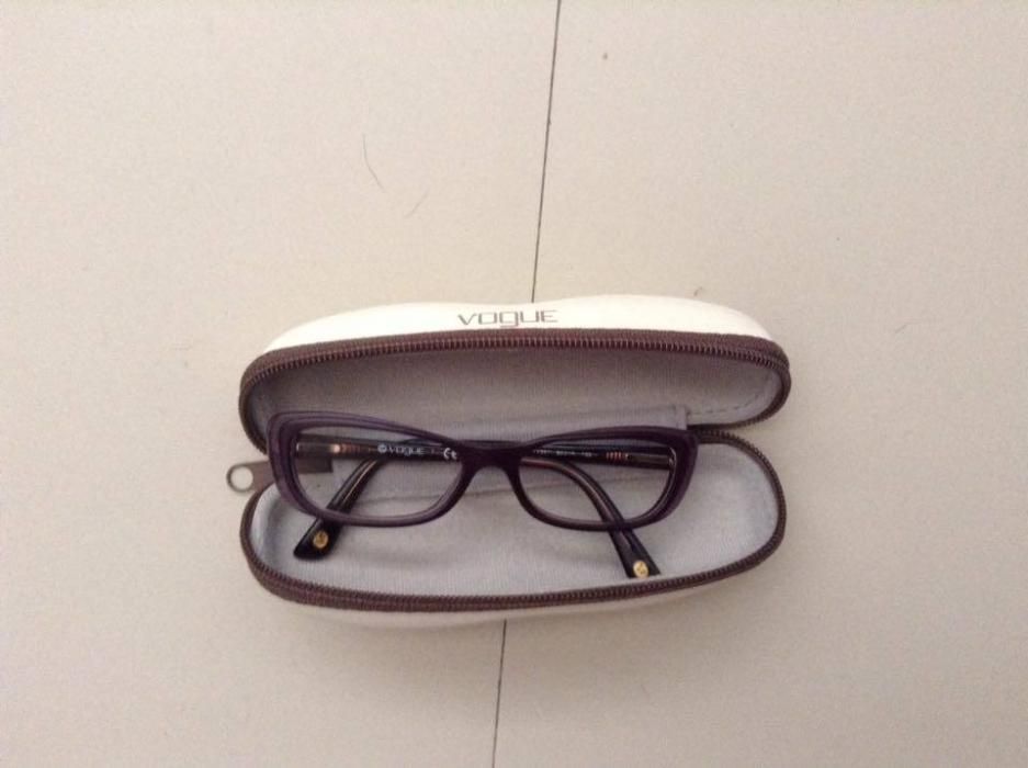 Armação de óculos Roxa. Marca: VOGUE