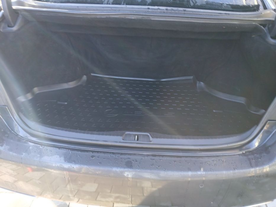 Автомобіль Lexus