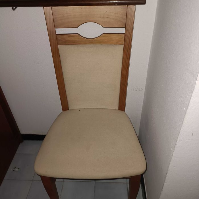 Secretária de madeira com cadeira