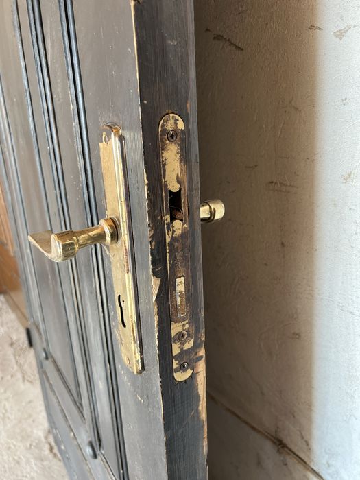 Масивні вхідні деревʼяні двері