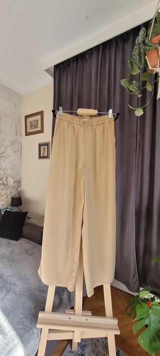 Beżowe lekkie zwiewne spodnie szerokie nogawki M