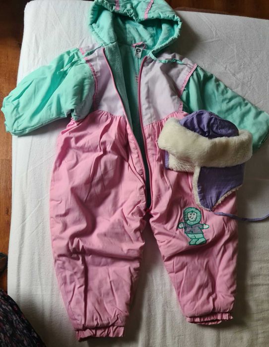 Nowa cena. Kombinezon jak nowy na 92 cm plus dwie czapeczki.
