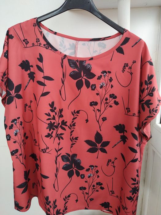 Blusa Fluída Coral com Estampa Botânica / Floral Preta - Tamanho XL - Nova!
