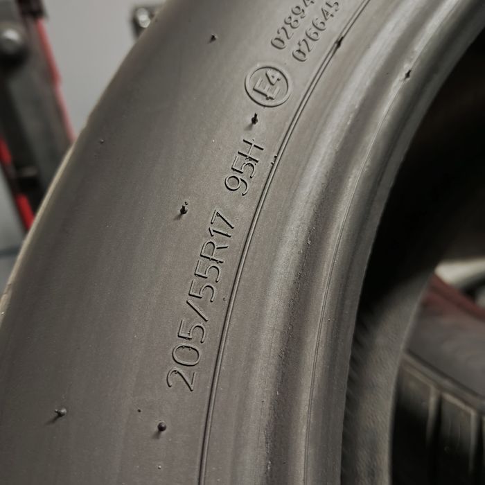 205/55/17 XL Sprzedam parę opon zimowych Hankook