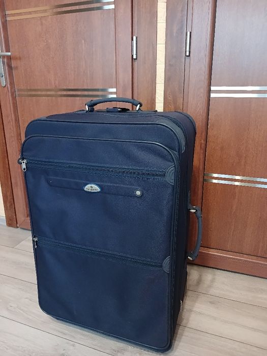 Велика валіза на колесах