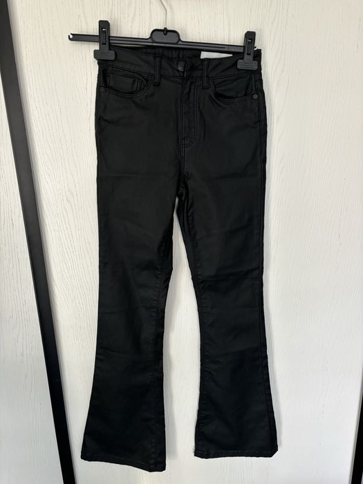 Czarne woskowane spodnie dzwony uniwersalne