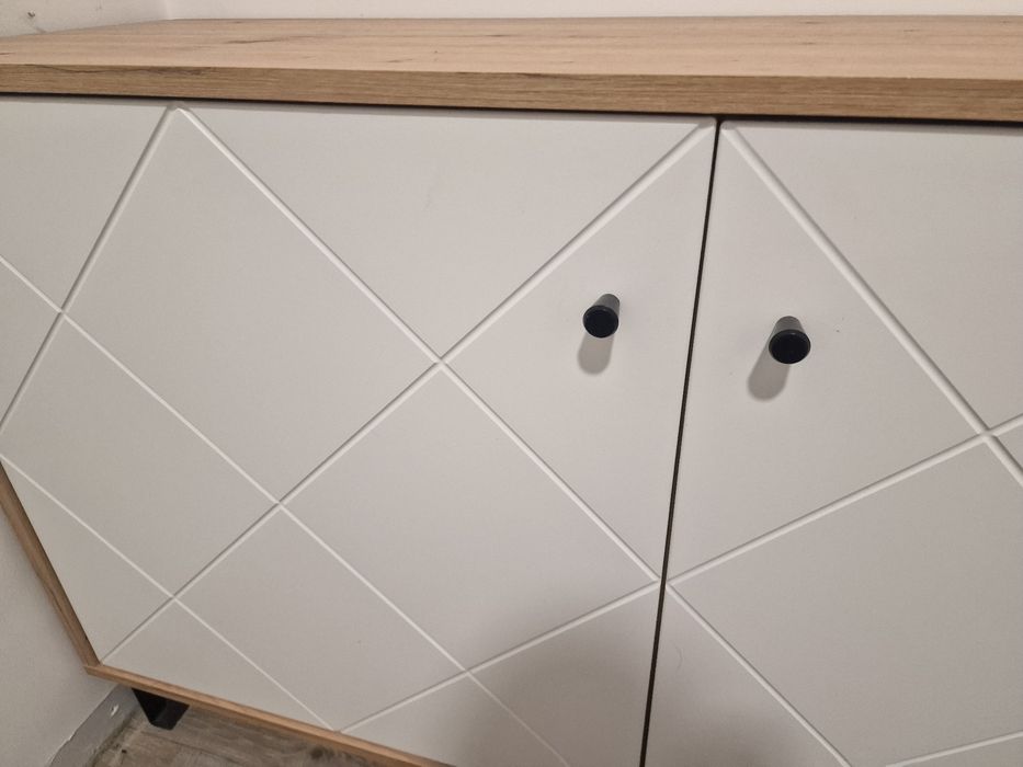 Biało drewniana komoda