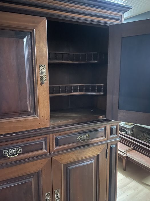 Armário copeiro em pau santo e vinhático