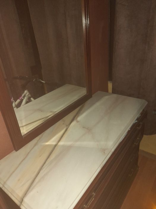 Móvel com mesas de cabeceira.