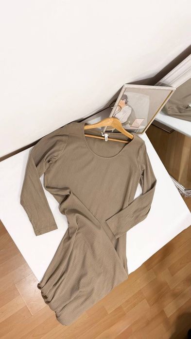 Сукня в рубчик беж