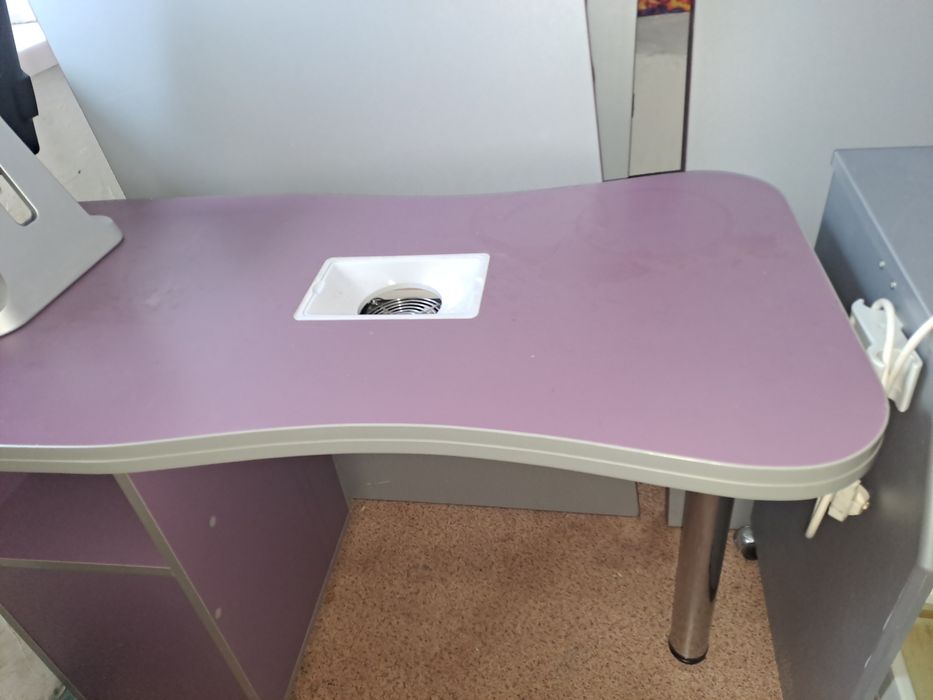 Стіл з витяжкою, зеркала для салонів красоти.