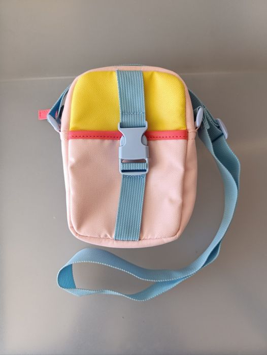 Bolsa para criança com muito pouco uso.
18*12*4,5cm
