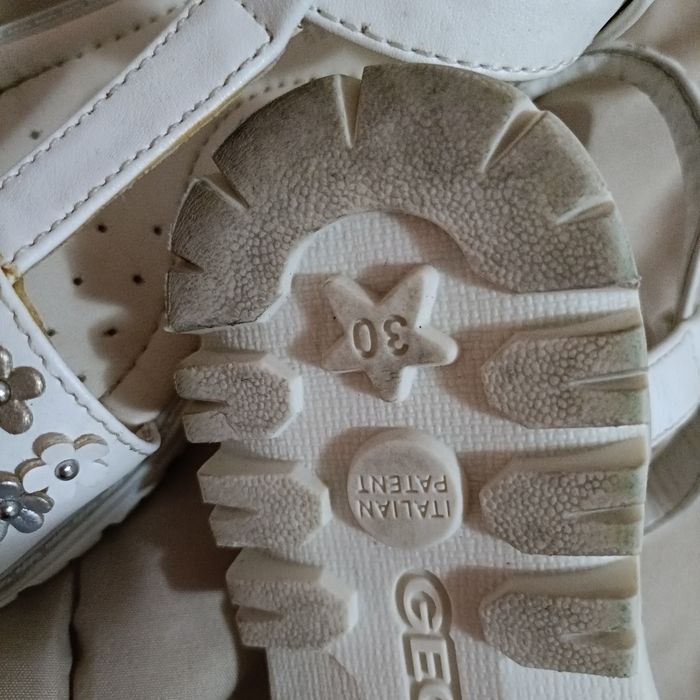 Sandálias menina n30. 10€  GEOX