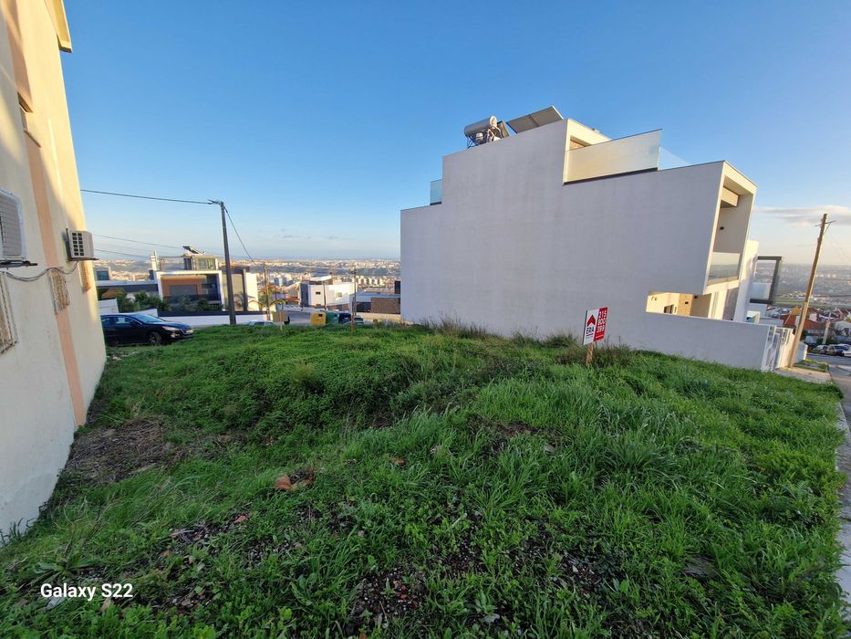 Terreno em Famões – 02 Frentes | Oportunidade | Melhor m2 da Região