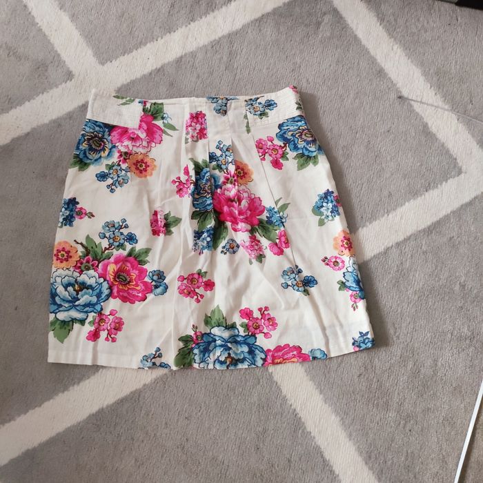 Spódnica biała w kolorowe kwiaty rozmiar 40