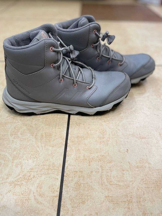 Високі кросівки,