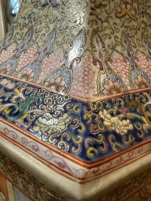 Старинная фарфоровая интерьерная ваза. Китай.