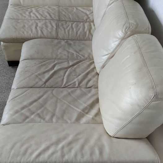 Conjunto em pele sofá, chase-longue e duas almofadas